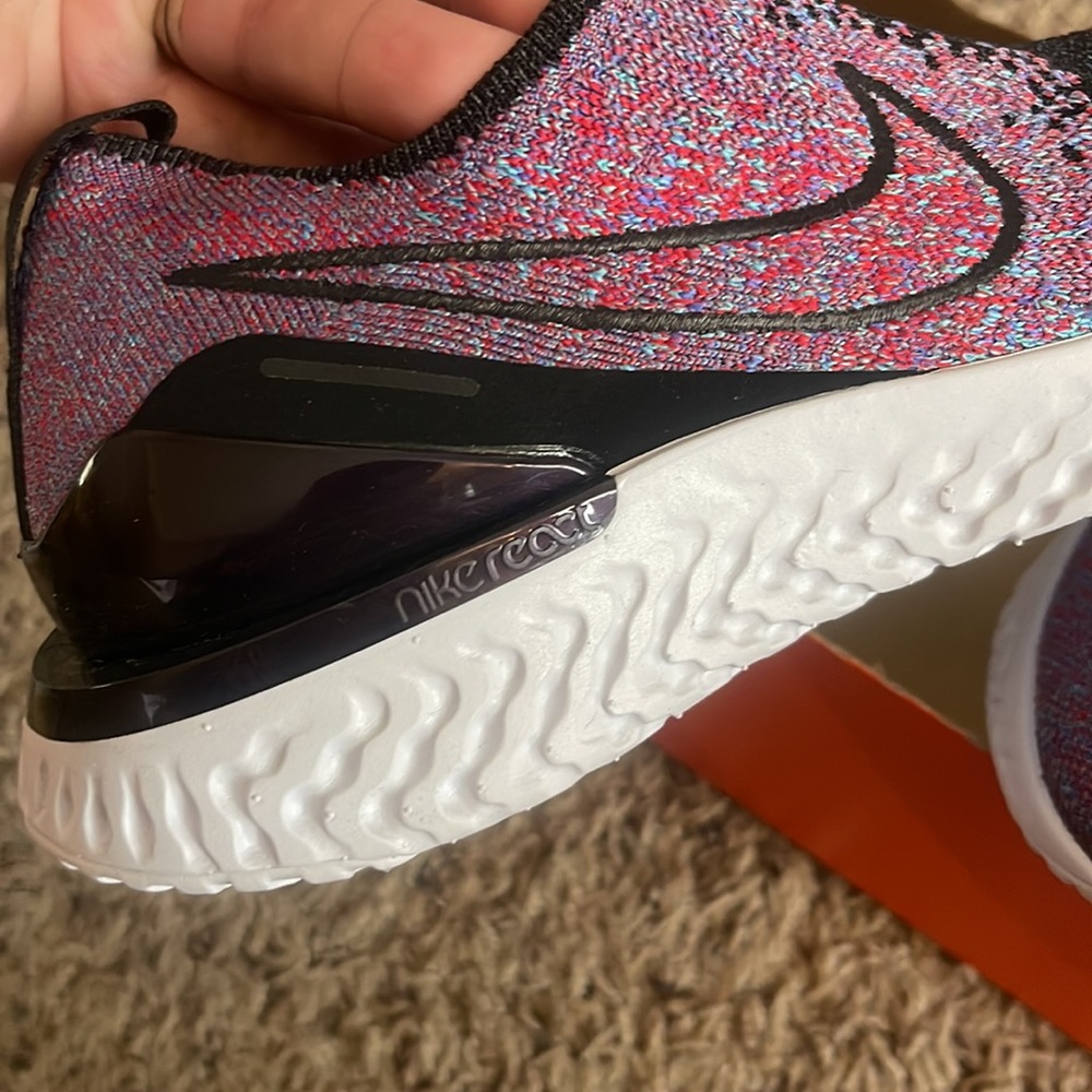 Womens size 6 running sneakers new in box - Picture 4 of 5